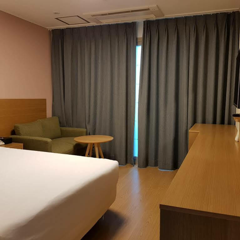 Sims Hotel Jeju Exterior photo